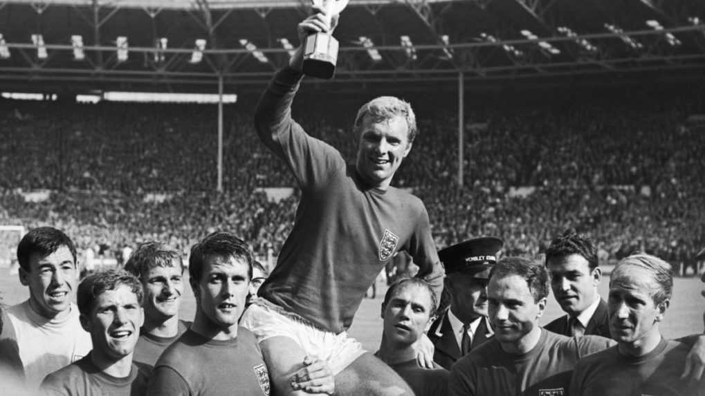 Na archívnej snímke kapitán anglickej futbalovej reprezentácie Bobby Moore (hore) drží nad hlavou majstrovskú trofej. George Cohen je šiesty zľava.