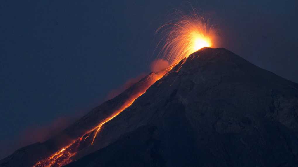 Erupcia sopky Fuego v Guatemale si vynútila uzavretie letiska a diaľnice