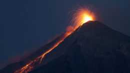 Na snímke je guatemalská sopka Fuego, ktorá chrlí horúcu lávu z krátera.
