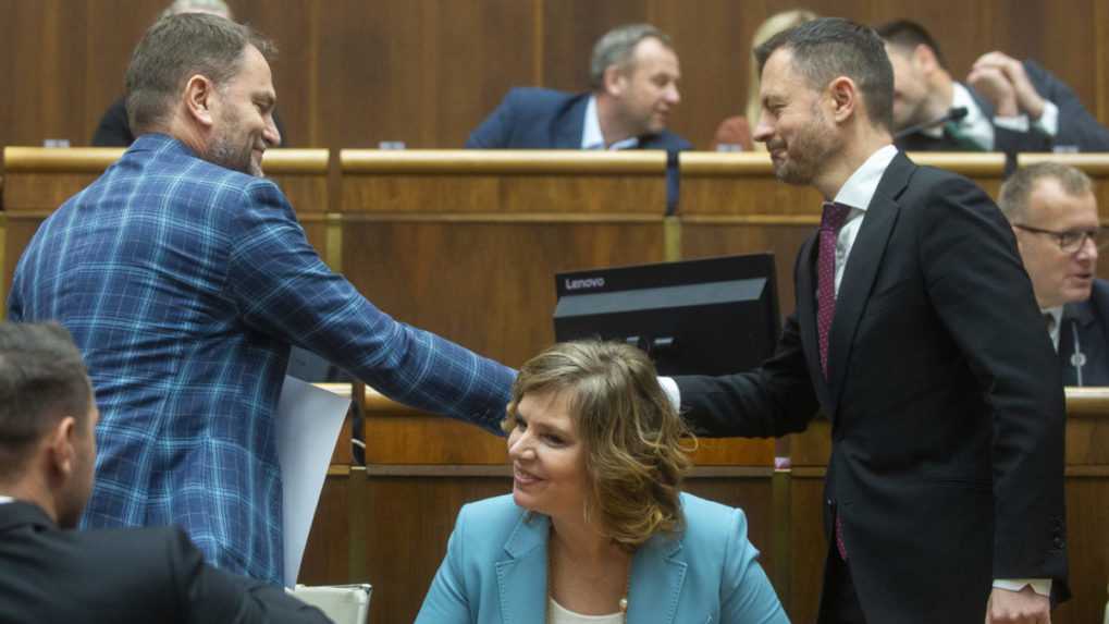 Na snímke zľava minister financií Igor Matovič a premiér Eduard Heger.