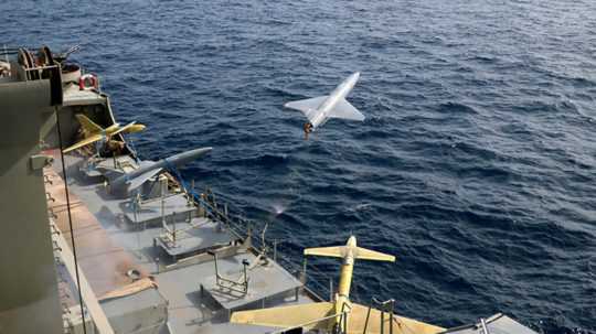 Testovanie dronu iránskou armádou z vojenskej lode.