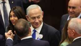 Líder izraelskej strany Likud Benjamin Netanjahu prichádza na prísahu poslancov izraelského parlamentu.