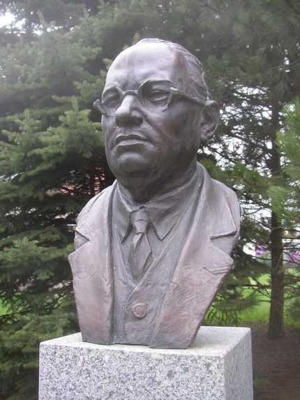 Busta Josefa Ladu na pomníku z roku 1998 v parku uprostred obce Hrusice, okres Praha východ.