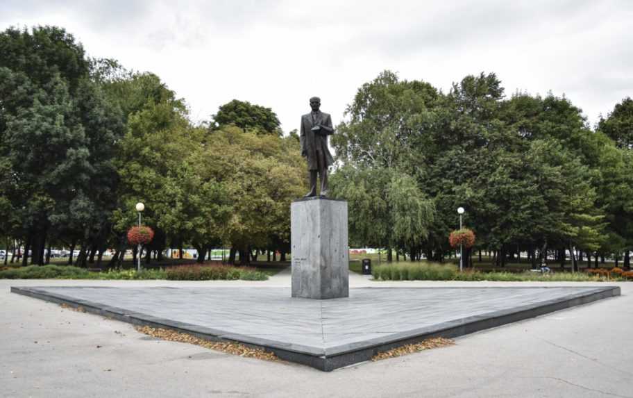 Na snímke pomník komunistu a účastníka SNP Karola Šmidkeho v Parku Andreja Hlinku v Bratislave.