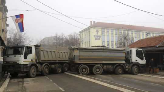 Nákladné autá blokujú cestu v Kosove.