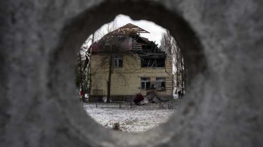 Budova daňového úradu, ktorú zničilo ruské ostreľovanie v centre Kyjeva.