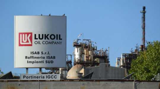 Na snímke rafinéria ruského ropného gigantu Lukoil.