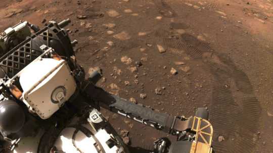 Na archívnej snímke zo 4. marca 2021 americké robotické vozidlo Perseverance počas svojej prvej zazdy na planéte Mars.