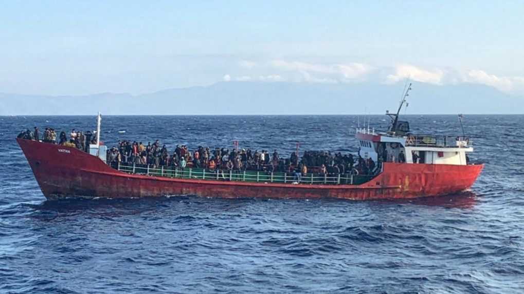 Pobrežná stráž zastavila pri Líbyi stovky migrantov smerujúcich do Európy