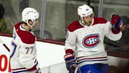 Hráč Montrealu Canadiens Mike Hoffman (68) sa teší z víťazného gólu v predĺžení.