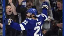 Na snímke hráč Tampy Brayden Point oslavuje gól v zápase zámorskej hokejovej NHL Tampa Bay Lightning - Columbus Bue Jackets.