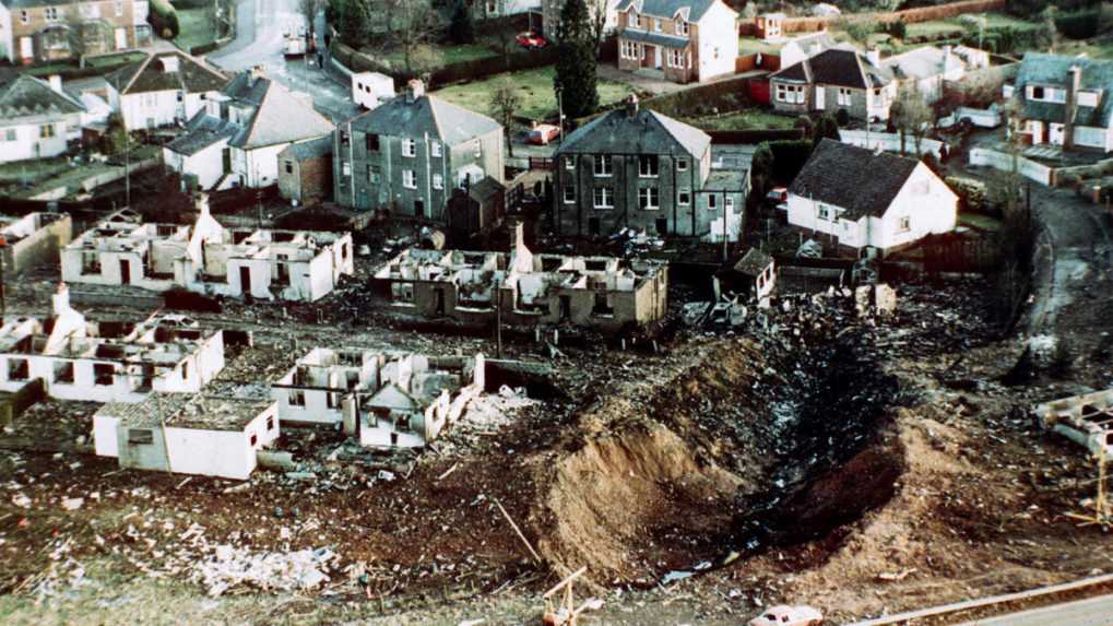 Na archívnej snímke z 1988 poškodené domy a kráter po bombovom útoku na civilný let č. 103 spoločnosti Pan Am nad škótskym mestom Lockerbie.