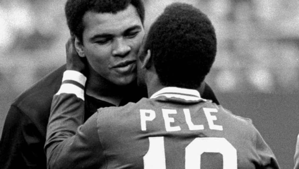 Na archívnej snímke z roku 1977 futbalista Pelé a americký boxer Muhammad Ali.