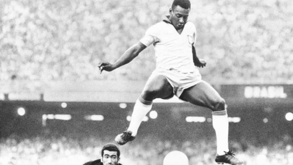 Na archívnej snímke z roku 1969 brazílsky futbalista Pelé v Riu de Janeiro.