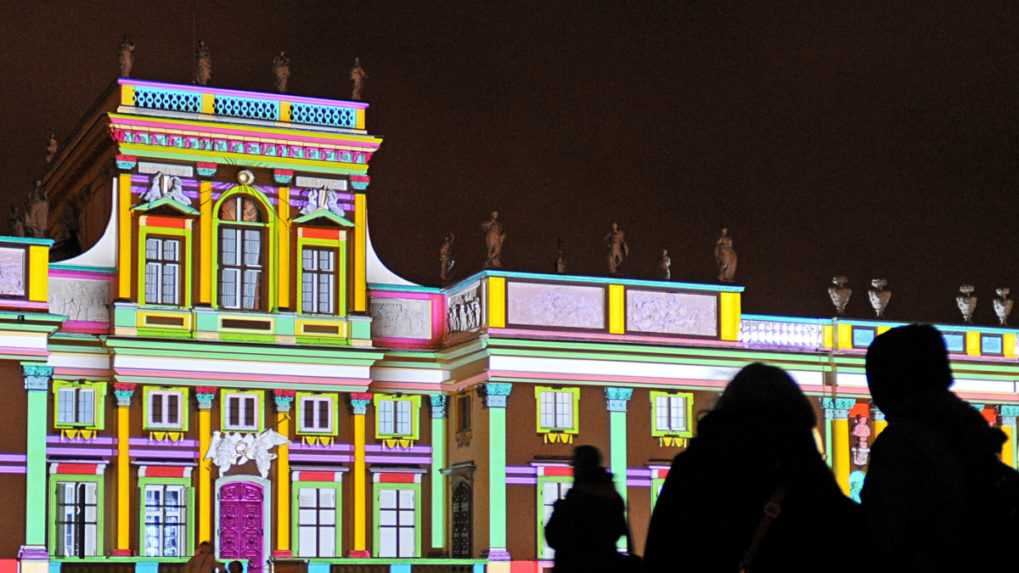 Svetové metropoly si pripomínajú Ukrajinu vypínaním vianočných osvetlení