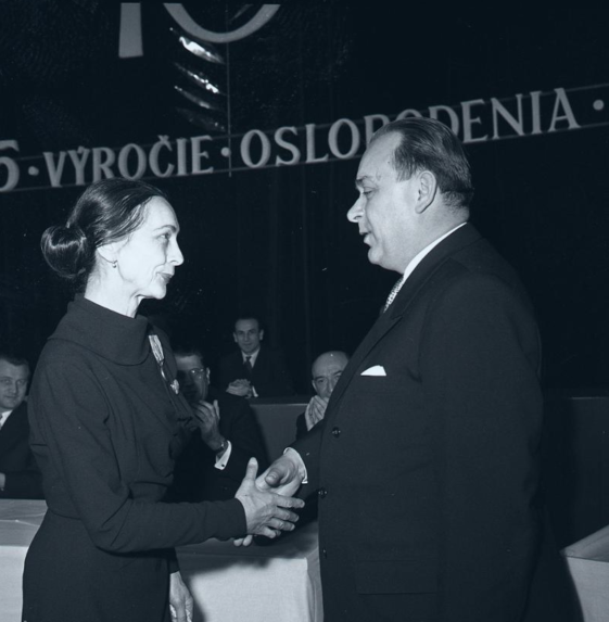 Vyvrcholenie osláv 40. výročia SND. Vyznamenanie Za zásluhy o výstavbu Alžbete Poničanovej.