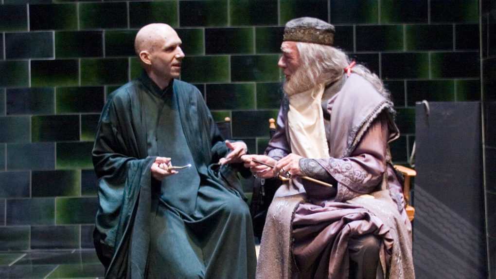 Herci Ralph Fiennes a Michael Gambon sa rozprávajú v zákulisí natáčania filmu zo ságy o kúzelníkovi Harrym Potterovi.