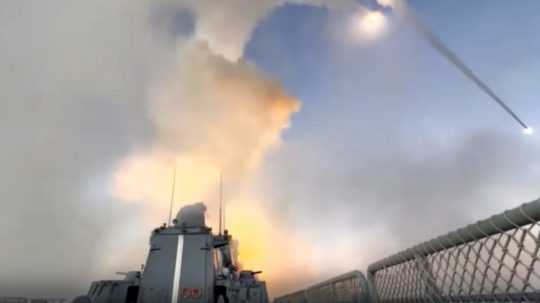 Na snímke ruská vojnová loď odpaľuje rakety na cieľ na Ukrajine.