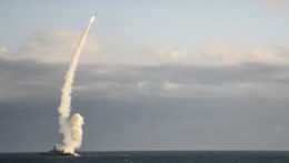 Na snímke ruská vojenská loď odstreľuje raketu s plochou dráhou letu.