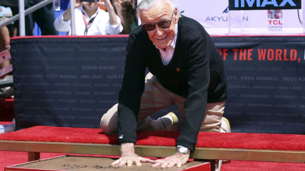 Americký autor komiksov Stan Lee pri odtláčaní svojich rúk a nôh do cementovej dlaždice v Čínskom divadle v Los Angeles.