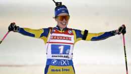Švédska biatlonistka Elvira Öbergová sa teší v cieli štafety žien na 4x6 km.