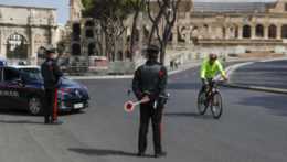 Ilustračná snímka talianskych policajtov hliadkujúcich neďaleko Kolosea.