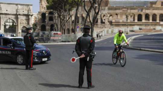 Ilustračná snímka talianskych policajtov hliadkujúcich neďaleko Kolosea.