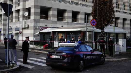 Talianski karabinieri hliadkujú pred barom, v ktorom zomreli traja ľudia po streľbe v Ríme.