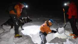 Na ilustračnej snímke horskí záchranári počas nočného výcviku.