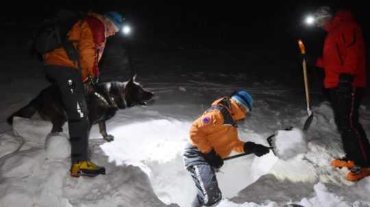 Na ilustračnej snímke horskí záchranári počas nočného výcviku.