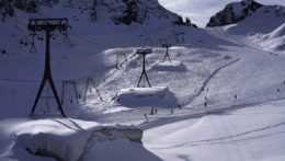 Lyžiari na ľadovci Stubai v lyžiarskom stredisku v rakúskom Tirolsku.