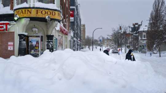 Ulica po extrémnej snehovej búrke v americkom meste Buffalo.