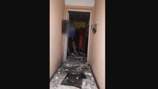 Výbuch poškodil vchodové dvere, fasádu a interiér rodinného domu.