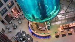 Na snímke obrovské akvárium v berlínskom hoteli predtým ako prasklo.