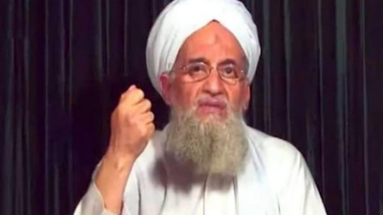 Na snímke vodca al-Káidy Ajman Zawáhirí