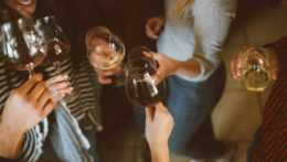 Ilustračná snímka ľudí s pohármi vína.