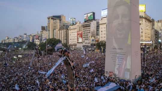 Argentínčania v Buenos Aires oslavujú víťazstvo národného tímu na MS vo futbale 2022 v Katare.