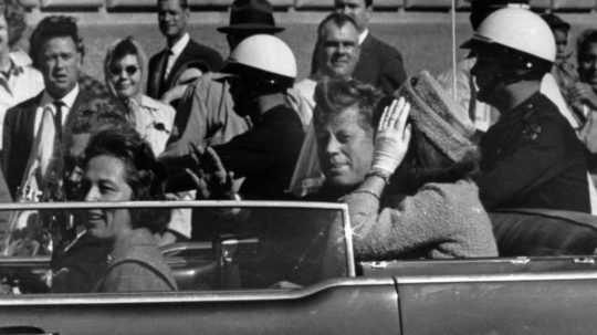 Americký prezident John F. Kennedy s manželkou Jacqueline minúty pred atentátom.