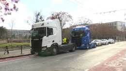 dva ťahače kamiónov odparkované pred úradom vlády v Bratislave