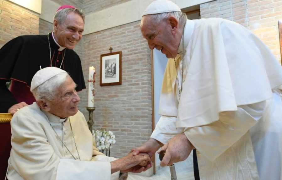 Pápež František vyzval na modlitby za Benedikta XVI., je vraj veľmi chorý