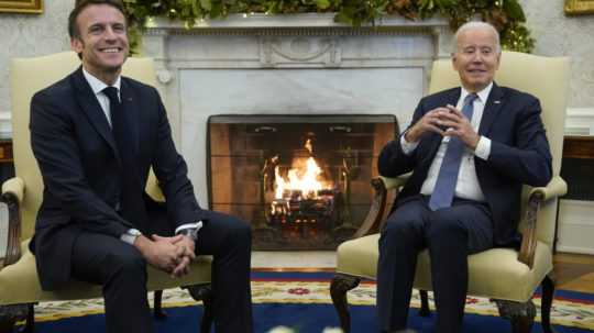 Sprava americký prezident Joe Biden sa rozpráva s francúzskym prezidentom Emmanuelom Macronom počas stretnutia v Oválnej pracovni Bieleho domu vo Washingtone.