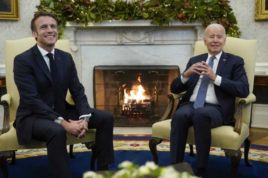 Biden a Macron budú naďalej pomáhať Ukrajine