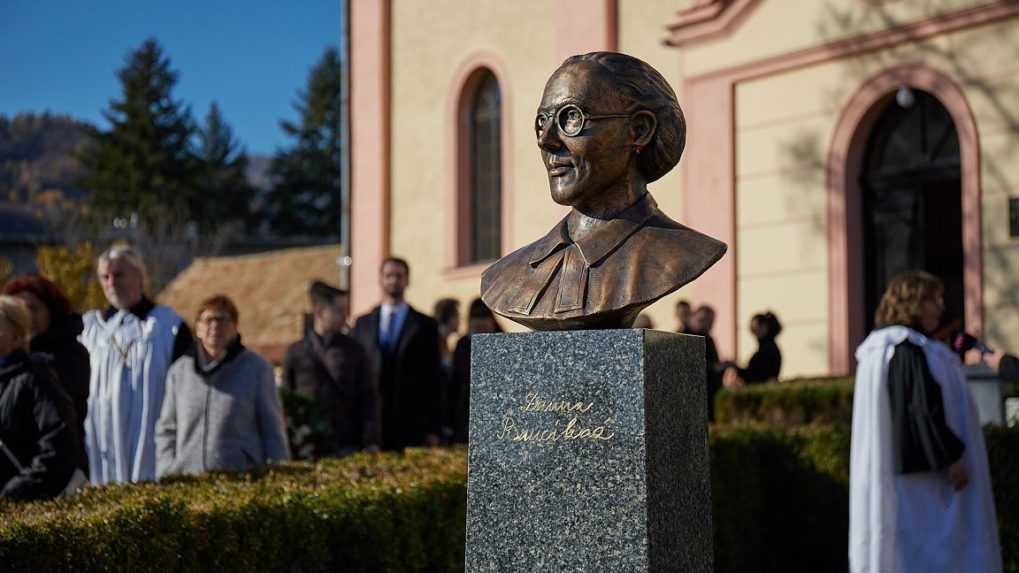 Busta Dariny Bancíkovej pred kostol v jej rodnej Kokave nad Rimavicou.