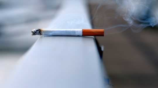 Na snímke dymiaca cigareta