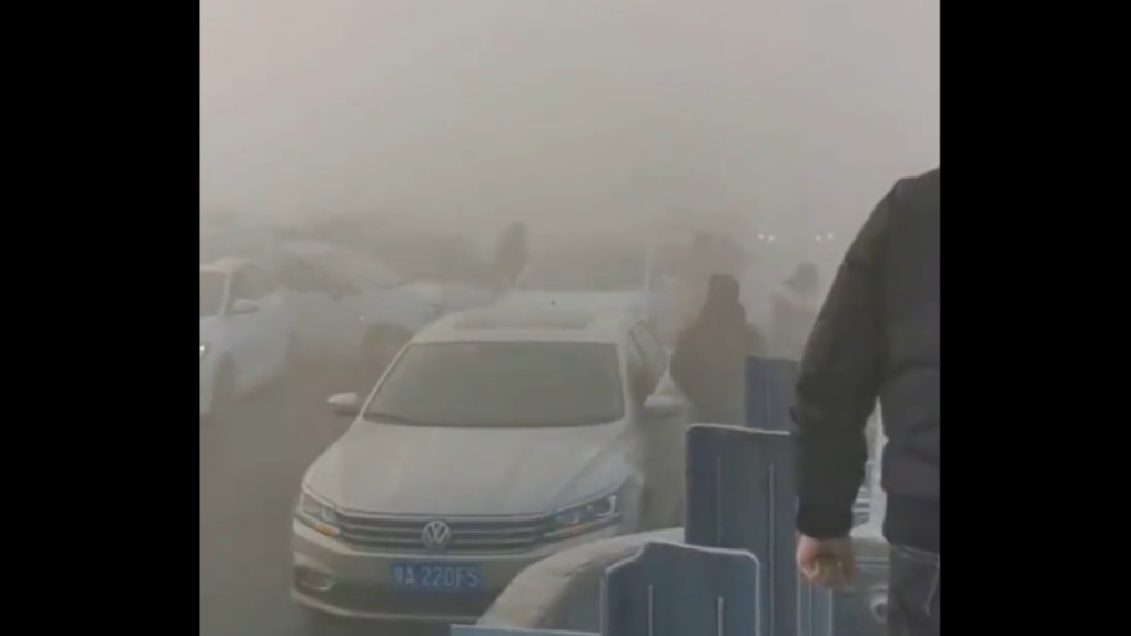 Na moste v Číne sa v hustej hmle zrazilo viac ako 200 vozidiel