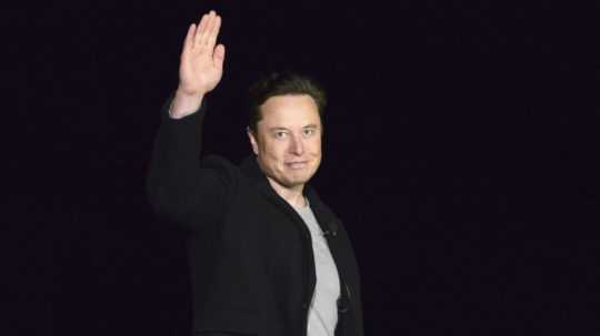 Na archívnej snímke z 10. februára 2022 americký podnikateľ Elon Musk.