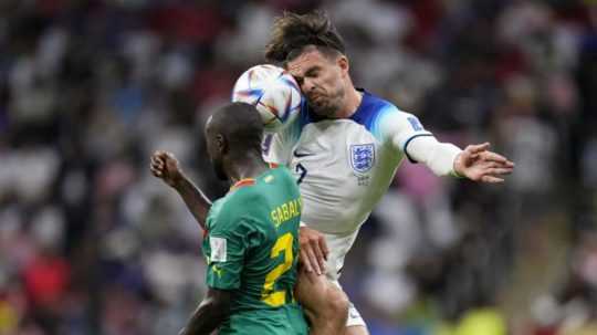 Angličan Jack Grealish v súboji s Youssoufom Sabalim zo Senegalu.