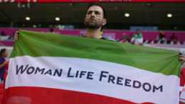 fanúšik s iránskou vlajkou