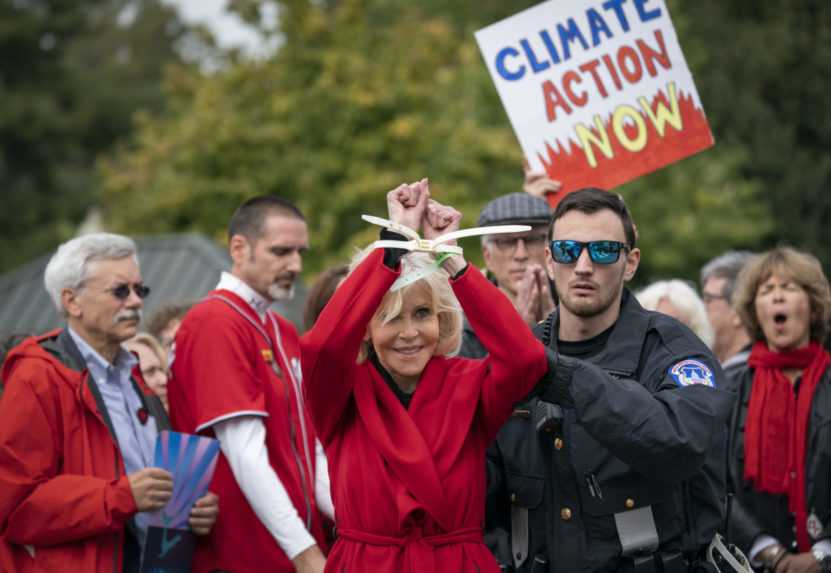 Americkú herečku Jane Fondovú zatkla polícia počas klimatického pochodu pred americkým Capitolom.