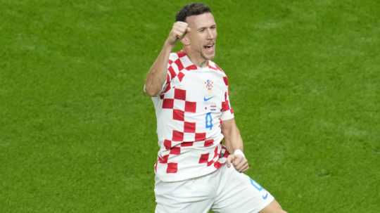 Na snímke chorvátsky stredopoliar Ivan Perišič oslavuje svoj vyrovnávajúci gól na 1:1 v osemfinále MS vo futbale 2022 Japonsko - Chorvátsko.